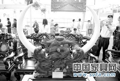 　　曾經(jīng)高達(dá)8000萬(wàn)元一套的紅木家具如今不到60萬(wàn)元。“不僅原料價(jià)格超跌，家具市場(chǎng)也有價(jià)無(wú)市”，業(yè)內(nèi)稱“令人心痛”記者周華攝
