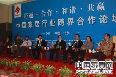 “中國家居行業(yè)跨界合作論壇”：資深房地產(chǎn)專家張有卓；中國建筑裝飾集團(tuán)設(shè)計(jì)研究院總設(shè)計(jì)師張靜；清尚博尼工程設(shè)計(jì)（北京）有限公司總經(jīng)理陳現(xiàn)培；北京何鎮(zhèn)強(qiáng)裝飾有限公司設(shè)計(jì)總監(jiān)何山；廣東鷹牌陶瓷集團(tuán)公司總裁林偉；廣東金意陶陶瓷有限公司董事長(zhǎng)何乾；唐山惠達(dá)陶瓷集團(tuán)總裁助理藺志杰；北京集美家居建材有限公司總裁趙建國。