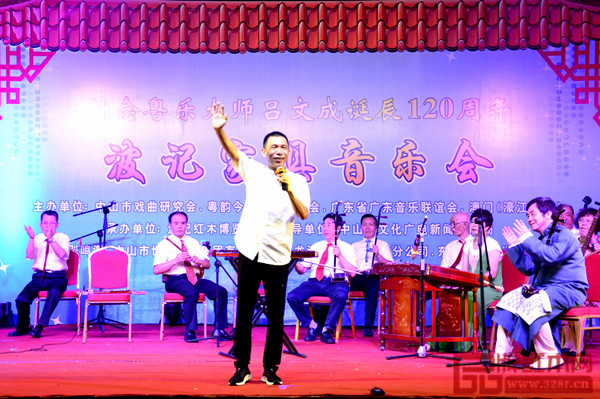 波記家具音樂(lè)會(huì)現(xiàn)場(chǎng)人聲鼎沸,熱鬧非凡