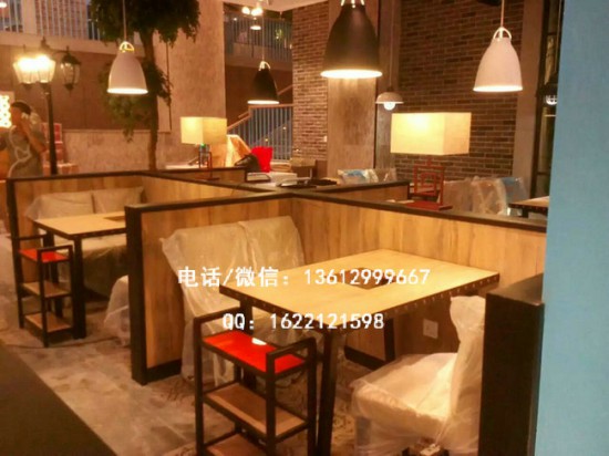 火鍋?zhàn)酪? /></div>
<div>深圳品牌餐椅家具廠為您銷(xiāo)售的實(shí)木火鍋?zhàn)兰八写罄硎疱佔(zhàn)溃ＡЩ疱佔(zhàn)溃阑鸢寤疱佔(zhàn)溃瑹o(wú)煙火鍋?zhàn)溃讳P鋼火鍋?zhàn)溃姶艩t火鍋?zhàn)溃細(xì)饣疱佔(zhàn)赖然疱佔(zhàn)馈⒒疱伒瓴鸵巍⒒疱伒晟嘲l(fā)、火鍋燒烤一體桌、火鍋配套產(chǎn)品系列產(chǎn)品，所有實(shí)木火鍋?zhàn)赖膱?bào)價(jià)都是廠家直銷(xiāo)的價(jià)格。</div>
<div> </div>
<div>【備注】：</div>
<div>1、產(chǎn)品外觀以實(shí)物為準(zhǔn)，此圖片僅供參考；</div>
<div>2、顏色尺寸及材質(zhì)可以根據(jù)客戶(hù)要求定制。</div></div>
</div>
<div   id=
